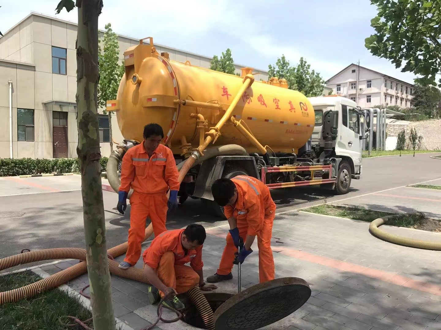 七叉镇化粪池清理与5-8吨吸粪车施工效率分析